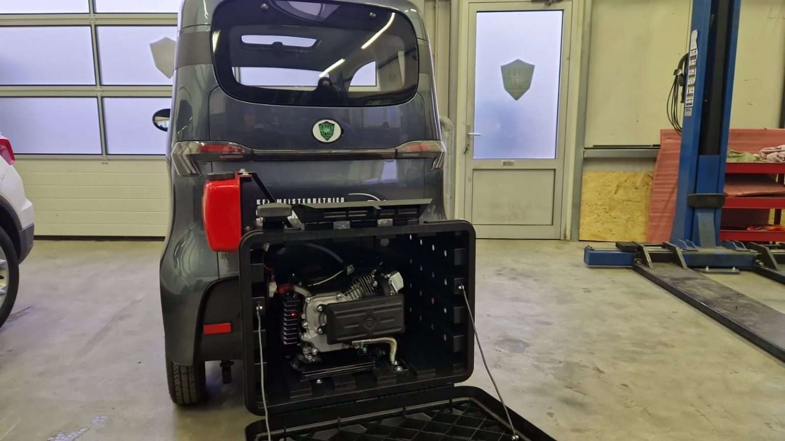 Ladegerät 3-Polig 60V 2,5A für Elektrofahrzeuge grau mit Steckanschluß Ladegerät 3-Polig 60V 2,5A für Elektrofahrzeuge grau mit Steckanschluß