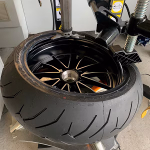 Reifenmontage auf Felge